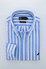 Camisa de vestir manga larga, marca Club House, con cuello abotonado y corte clásico. Diseño a rayas verticales celestes y blancas, con bolsillo en el pecho con logo bordado de un pájaro. Confeccionada en algodón.