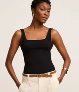 Blusa negra de corte regular, confeccionada en tejido Rib de algodón, con escote cuadrado y breteles anchos.