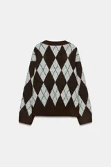 Jersey de punto con diseño de rombos en tonos marrón y gris, escote en pico con detalle de encaje, manga larga y cierre frontal con botones.