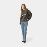 Sweater de punto color marrón oscuro, de manga larga y corte oversize, con cuello redondo y el logotipo de la marca estampado en el pecho en tono claro.