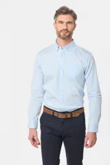 Camisa celeste lisa de corte clásico con cuello abotonado y bolsillo en el pecho.