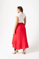 Pollera midi roja con cintura elastizada y volados en diagonal.