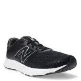 Championes de running New Balance modelo 520 V8, color negro con entresuela blanca. Presentan un diseño de malla técnica transpirable con detalles sintéticos y el logo de la marca en el lateral.