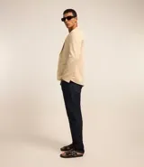 Pantalón de jean slim fit color azul oscuro, con bolsillos delanteros y traseros.