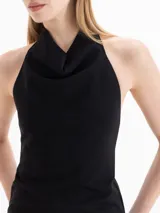 Top negro sin mangas con cuello halter drapeado.