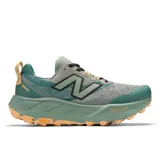 Championes New Balance Fresh Foam X Hierro v9 para hombre, ideales para trail running. Diseño en tonos grises y verdes con detalles en negro y suela Vibram Megagrip color caramelo.