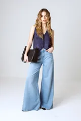 Top azul con brillo, escote en V y cierre frontal con botones.