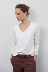Remera de manga larga con escote en V, confeccionada en algodón de doble capa con diseño ajustado al cuerpo.