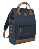 Mochila urbana Cabaia modelo Adventurer Chicago, color azul marino con detalles en cuero sintético marrón. Cuenta con un compartimento principal con cierre, un bolsillo frontal con cierre, asas superiores y base reforzada.