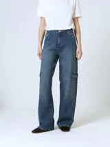 Pantalón de jean azul de corte wide leg con bolsillos cargo laterales.