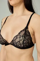 Conjunto de lencería negro de encaje, compuesto por un bralette de copas triangulares con breteles regulables y una tanga regulable tipo media less con detalles de encaje.
