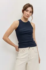 Musculosa blanca de tejido acanalado con cuello redondo y diseño ajustado.