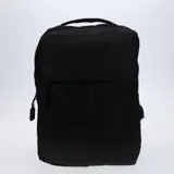 Mochila urbana color negro con compartimento para laptop, diseño minimalista con bolsillo frontal con cierre y manija superior.
