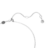 Colgante con cadena fina plateada y dije con el símbolo del infinito adornado con cristales transparentes.