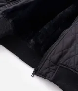 Campera masculina de corte regular, confeccionada en poliéster con acabado capitoneado texturizado en rombos. Presenta cierre frontal con cremallera, cuello redondo y puños con terminación en rib.