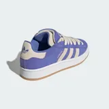 Championes Adidas Campus 00s, color violeta con detalles en beige. Presentan un diseño inspirado en los años 2000 con lengüeta doble, cordones anchos, empeine de piel y suela de goma con base color caramelo.