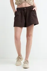 Short de jean azul con cintura elastizada, bolsillos delanteros aplicados y diseño cómodo.