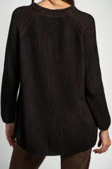 Sweater de punto con textura acanalada vertical, diseño oversize, cuello redondo y mangas largas. Confeccionado en algodón peinado.