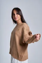 Sweater de punto color beige con dos estrellas de strass y volados en las mangas.