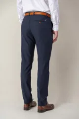 Pantalón de tencel de corte clásico, color beige, con bolsillos laterales y traseros.