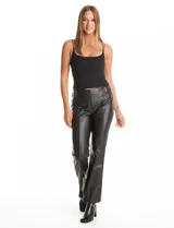 Pantalón bootcut de cuero sintético color negro, con costuras verticales decorativas en el frente y detalle de tachas metálicas en la cintura.