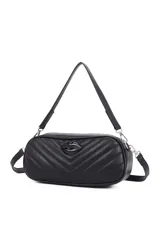 Morral negro de cuero sintético con diseño acolchado en zigzag, cierre de cremallera y detalle de labios en relieve en el frente. Incluye correa de hombro ajustable y extraíble.
