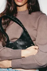 Bolso de hombro negro con tachas plateadas y tarjetero extraíble con cierre.
