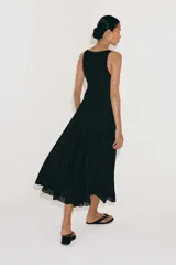 Falda midi de tiro medio de la colección ZARA Woman, confeccionada en mezcla de lyocell con acabado fluido y bajo en línea evasé. Cuenta con forro interior a tono y cierre lateral con cremallera oculta.