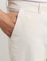 Pantalón de vestir verde de corte recto.