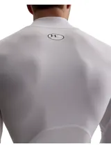 Remera térmica deportiva Under Armour modelo HG Armr Comp Mock LS, de color blanco, manga larga y cuello alto con el logo de la marca impreso. Diseño de compresión con ajuste ceñido al cuerpo.