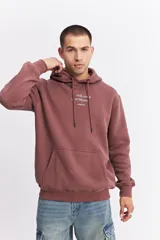 Canguro con capucha y cordones ajustables, confeccionado en algodón color bordó. Presenta un bolsillo frontal tipo canguro, puños y ruedo acanalados, y un estampado gráfico pequeño en el pecho con la frase 'Your smile is eternal'.