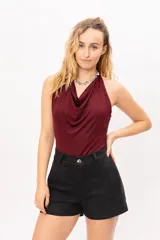 Body negro con escote tipo buche y espalda descubierta, confeccionado en tela con lycra.