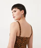 Vestido corto con estampado animal print color marrón y negro, breteles finos y abertura lateral.