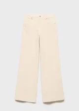 Pantalón tipo jeans wide leg confeccionado en tejido de pana color crudo, con tiro medio, cierre de cremallera y botón, trabillas para cinturón y diseño clásico de cinco bolsillos.