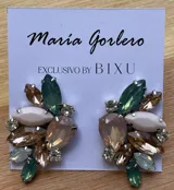 Aros colgantes con forma de flor, con piedras facetadas de diferentes tamaños y colores: verde, marrón, beige y cristal.