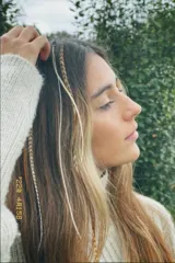 Extensiones de plumas naturales en tonos neutros (blanco, beige, marrón) para el cabello.