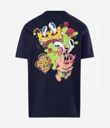 Remera de algodón color azul marino con cuello redondo y mangas cortas. Presenta un diseño estampado en la espalda con personajes de Bob Esponja y Patricio Estrella en estilo artístico colorido.