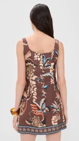 Vestido corto marrón con escote cuadrado y diseño sin mangas, confeccionado en lino ligero con estampado de tigres y motivos tropicales.