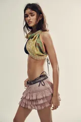 Shorts tipo pollera marrón de tiro medio, con cintura ajustable con cordones, diseño de múltiples volantes en capas y detalles de encaje a tono.