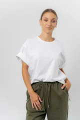 Remerón de algodón color beige, con diseño oversize, cuello redondo, mangas cortas amplias y hombros caídos.