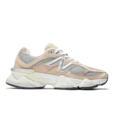 Championes New Balance modelo 9060, de diseño robusto y futurista en tonos beige y gris con detalles plateados. Combinan empeine de malla con refuerzos de ante y entresuela esculpida.