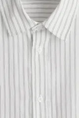 Camisa blanca de manga larga con rayas verticales finas en gris, cuello inglés, tapeta clásica de botones y bajo redondeado.