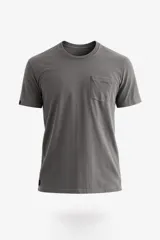Remera básica color topo (gris oscuro) de manga corta, cuello redondo y bolsillo en el pecho.