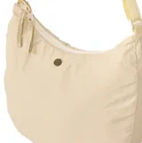 Bolso tipo morral de diseño curvo y minimalista, confeccionado en tela ligera color beige. Cuenta con cierre de cremallera superior, correa de hombro ajustable y un pequeño detalle metálico central con el logo de la marca.