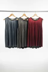 Vestido corto plateado de tejido plisado con acabado brillante, sin mangas y con escote redondo, de corte suelto y fluido.