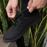 Zapatilla de diseño minimalista confeccionada en lana merino, con cordones al tono y suela de EVA. Presenta un estilo atemporal y versátil, ideal para uso diario.