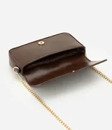 Cartera bandolera Satinato de poliuretano color marrón, con diseño rectangular, solapa frontal y asa de cadena metálica dorada.