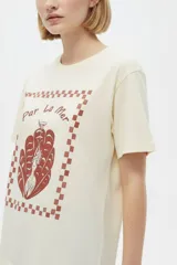 Remera marrón de manga corta y cuello redondo, de corte holgado, con estampado frontal alusivo a frutos del mar y texto "fruits de mer".