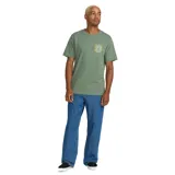 Remera verde de manga corta con cuello redondo y estampado del logo de la marca en el pecho.