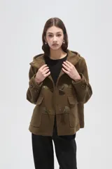 Campera tipo duffle coat de lana en color verde oliva, con capucha, cierre frontal mediante botones tipo toggle y bolsillos delanteros con solapa.